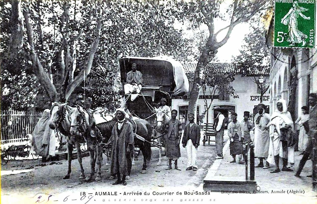 84- Aumale- Arrivee du courrier de Bou-Saada.jpg